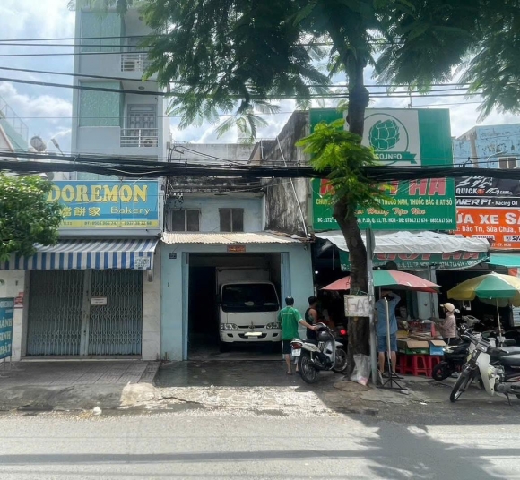  Nhà mặt tiền đường Lạc Long Quân, Phường 10, Quận 11 , khu dân cư sầm uất. - Diện tích: 4m x 23m ( hiện đang làm kho chứa hàng ) - Hiện đang làm kho chứa hàng thích hợp cho người xây mới,ngay khu dân cư sầm uất 