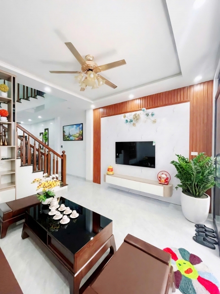 Bán nhà Hoàng Hoa Thám ngõ ô tô thông, gần phố, 44m² x 5 tầng hơn 14 tỷ