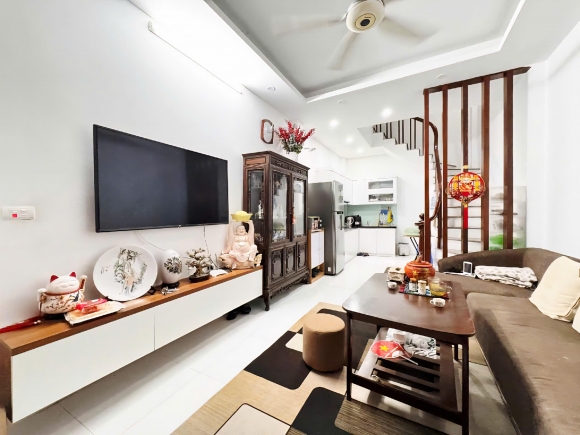 Hiếm nhà đẹp Hoàng Hoa Thám ngõ thông gần phố, ô tô đỗ cổng 42m² x 5 tầng hơn 10 tỷ